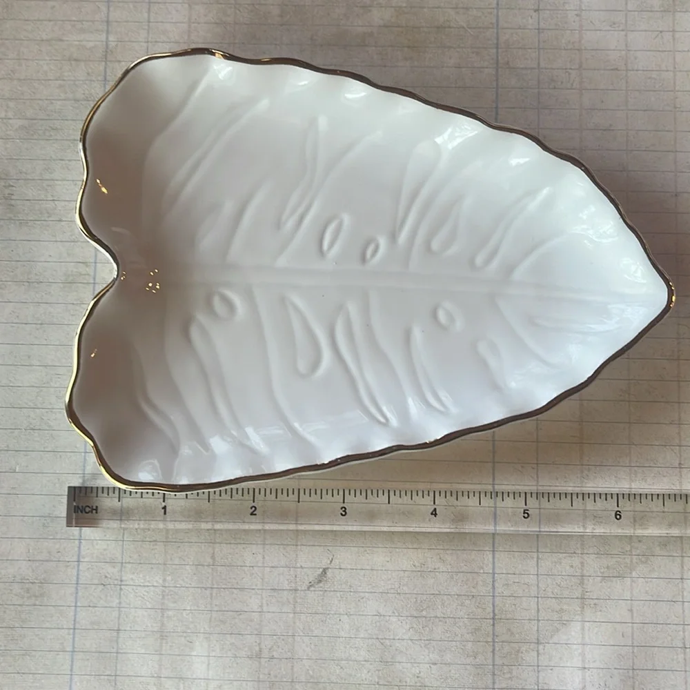 Lilly Pulitzer Leaf Trinket Tray in Resort White